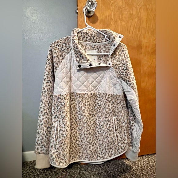 LIKE NEW Abercrombie and fitch leopard print asymmetrical snap up fleece - Picture 3 of 6